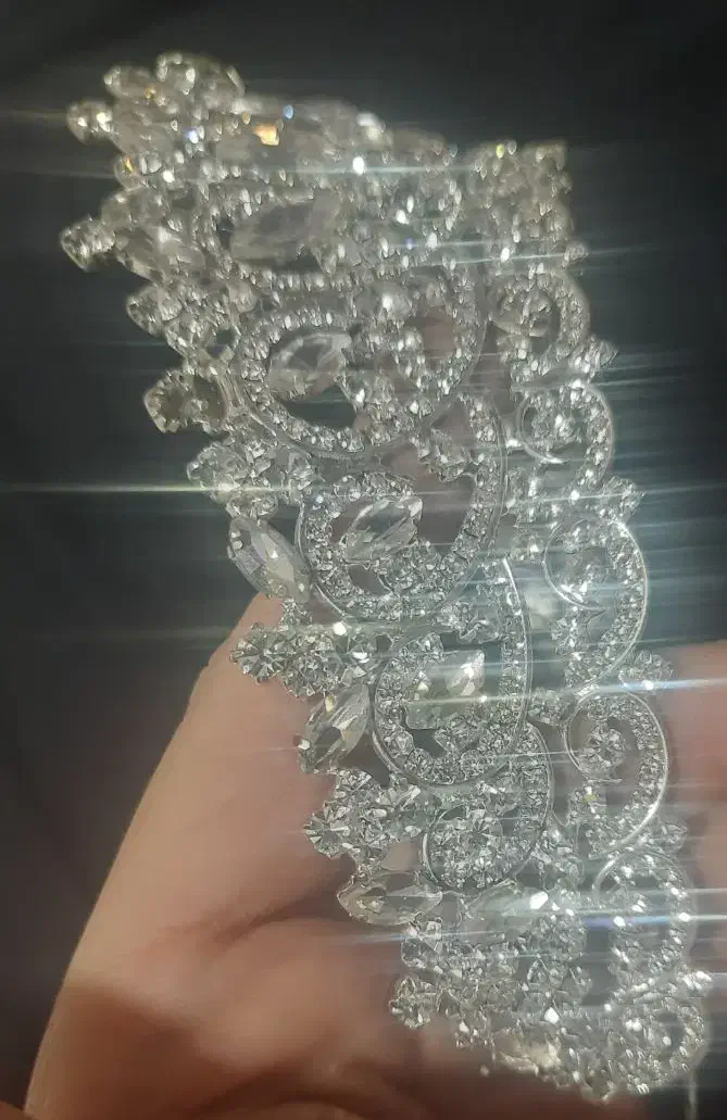 تاج|بدلیجات|دماوند, گیلاوند|دیوار