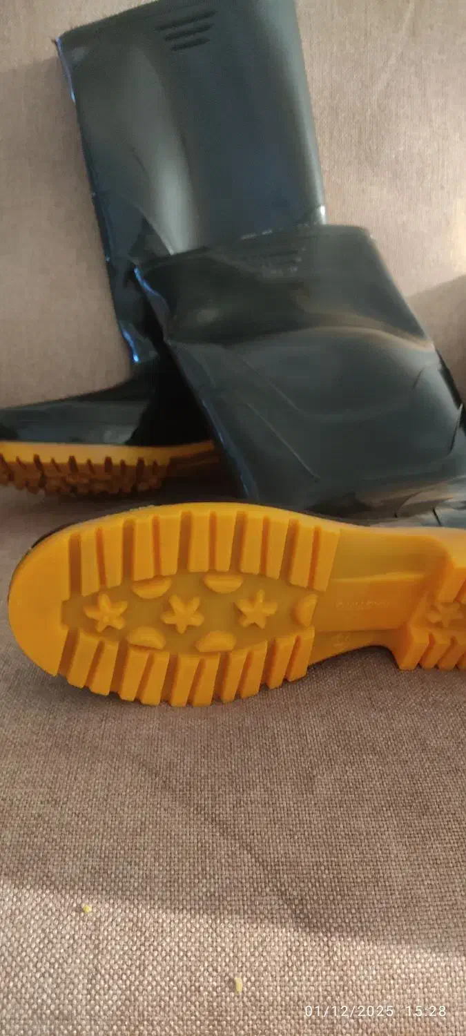 چکمه|کیف، کفش، کمربند|قم, شهر قائم|دیوار