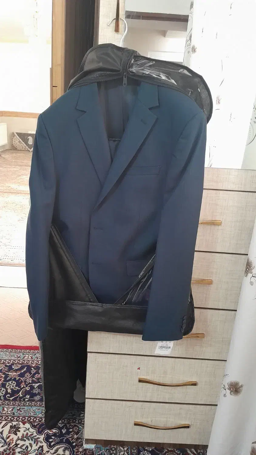 کت وشلوار مردانه و جوان وتعدادی لباس نو ودرحد نو|لباس|بیرجند, |دیوار