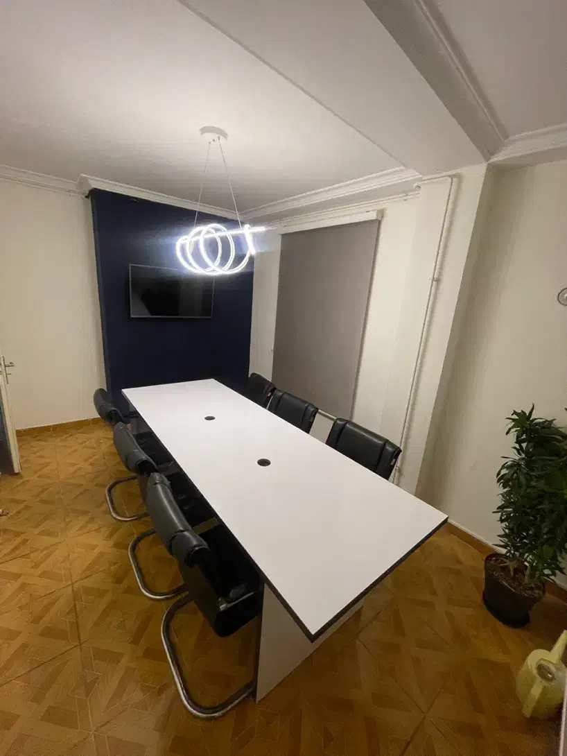 میزهای اشتراکی و اتاق آموزش وکار|اجارهٔ کوتاهمدت دفتر کار و فضای آموزشی|رشت, گلسار|دیوار