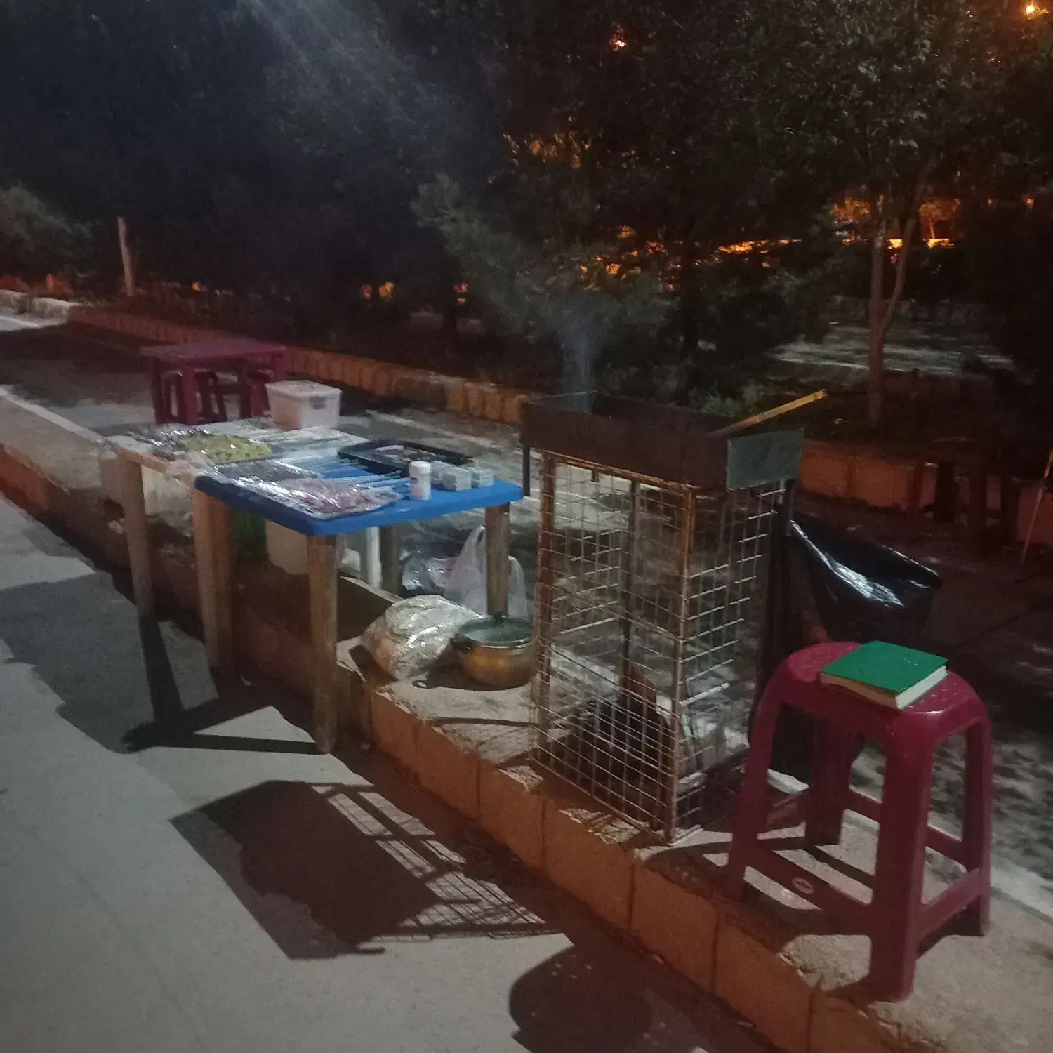 ۴عدد میز ۴تا صندلی ۲ تا صندلی پشت دار با منقل|میز و صندلی غذاخوری|شیراز, کوشک میدان|دیوار