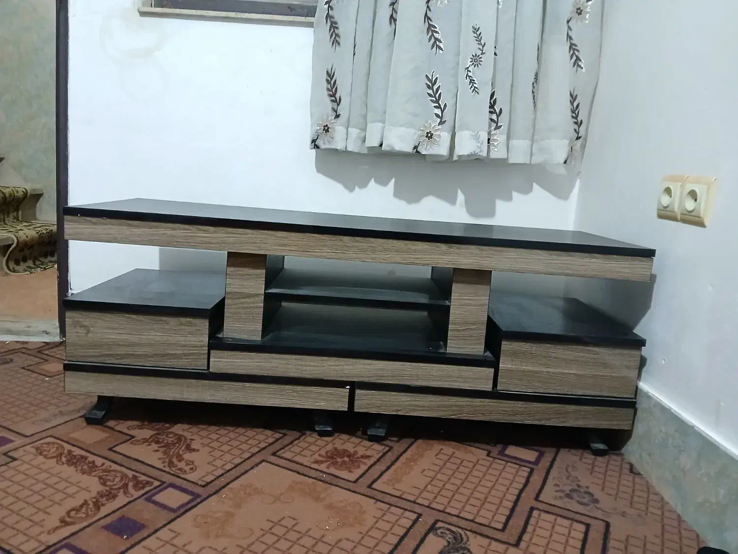 میز تی وی در حد نو|میز تلویزیون|قم, ولیعصر|دیوار