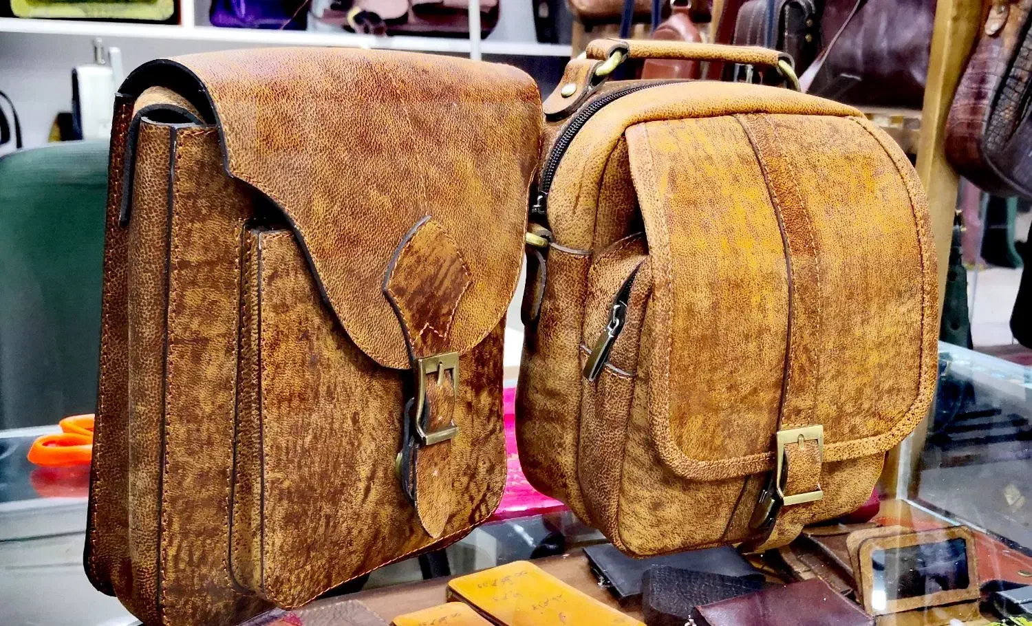 تولید کننده انواع محصولات چرم طبیعی|کیف، کفش، کمربند|سبزوار, قائم|دیوار