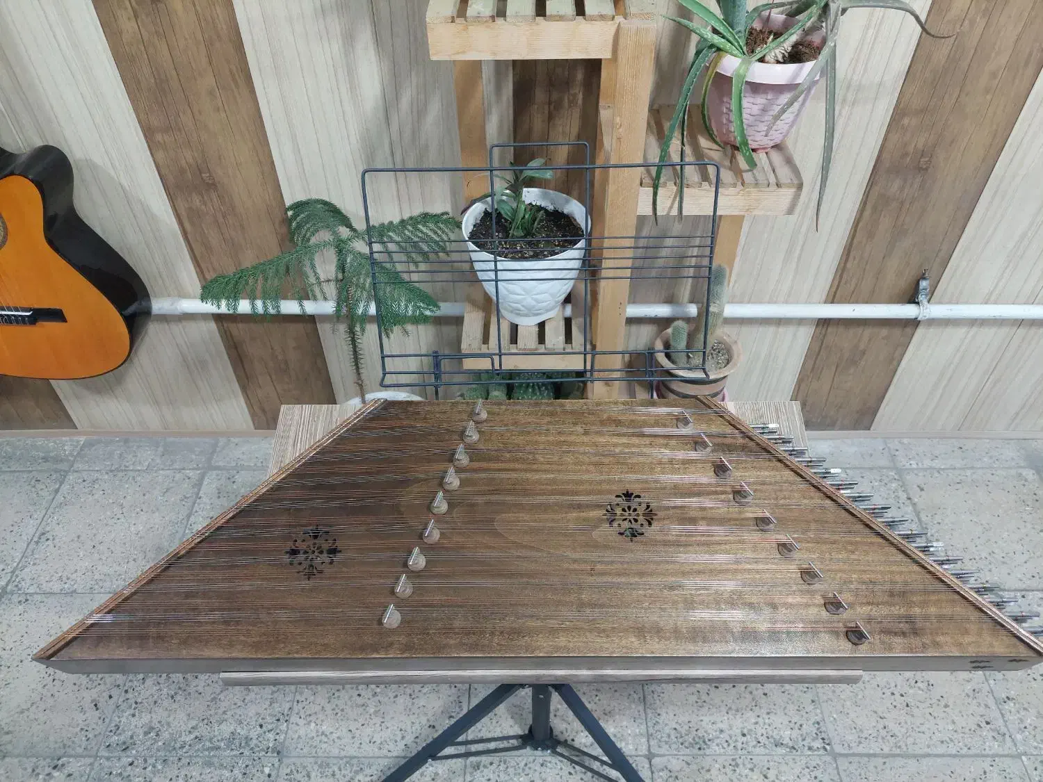 سنتور اقتصادی|سازهای سنتی|تاکستان, |دیوار