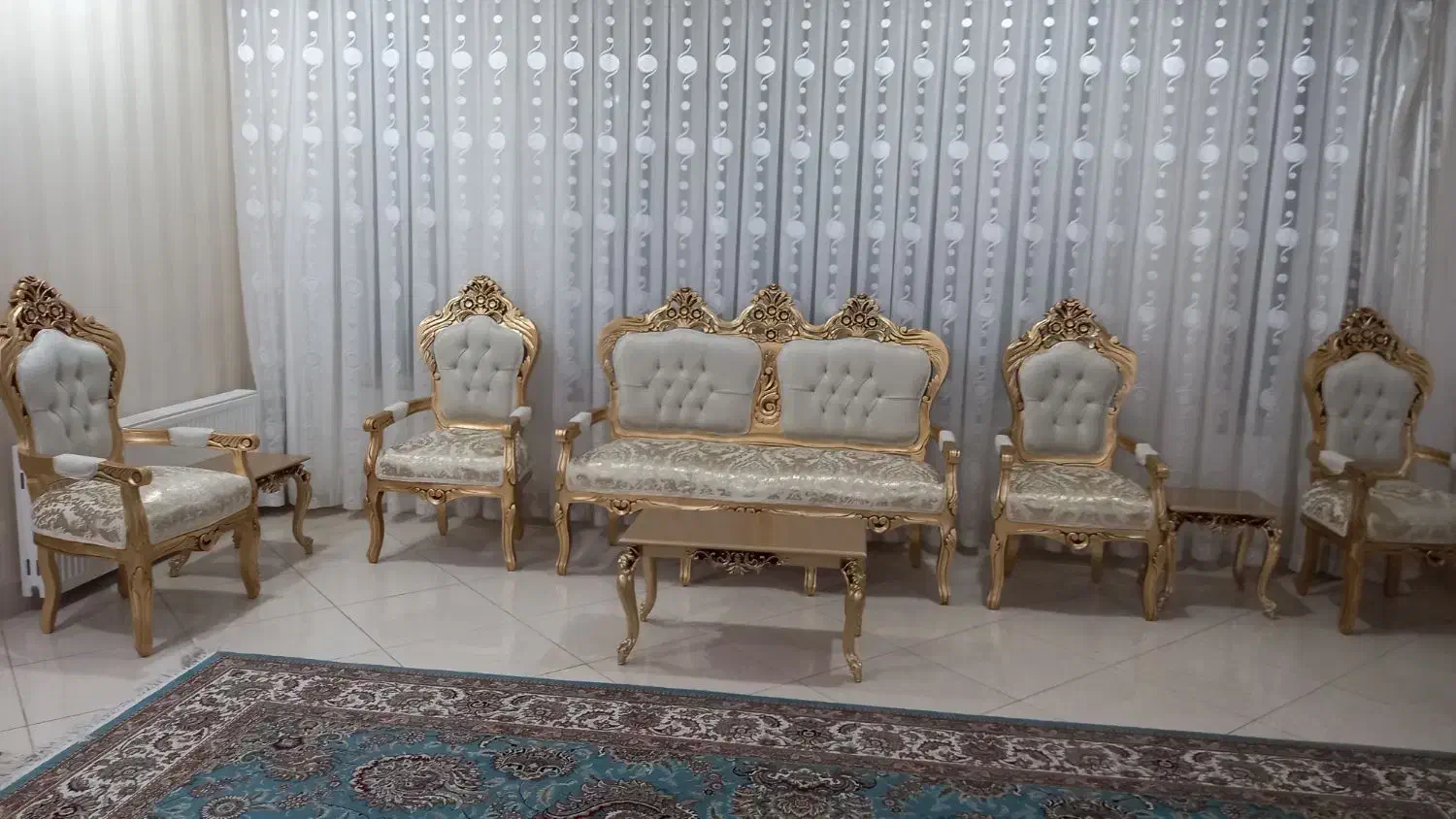 فروش فوری مبل سلطنتی۹نفره بسیار تمیز همراه۳میزعسلی|مبلمان خانگی و میز عسلی|بیرجند, |دیوار