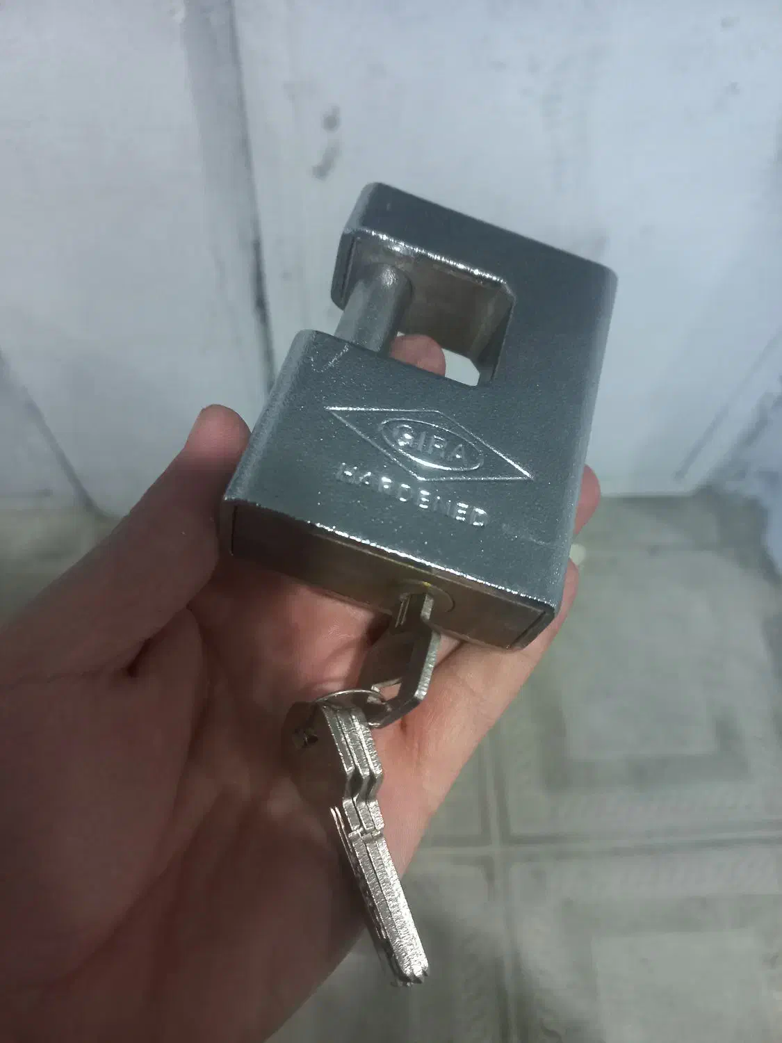 قفل کتابی گیرا|ابزارآلات|بومهن, |دیوار