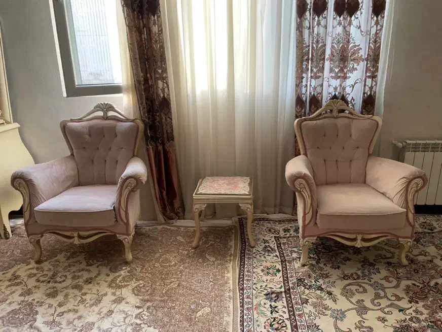 یک دست مبل سلطنتی راحتی به همراه عسلی ها(۷نفره)|مبلمان خانگی و میز عسلی|ورامین, ورامین|دیوار