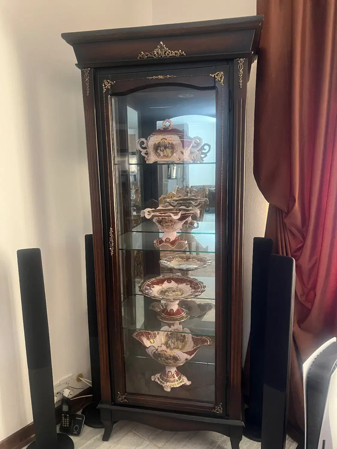 ویترین درحدنو چوب راش بدون وسایل فروش فوری|بوفه، ویترین، کنسول|کیش, |دیوار