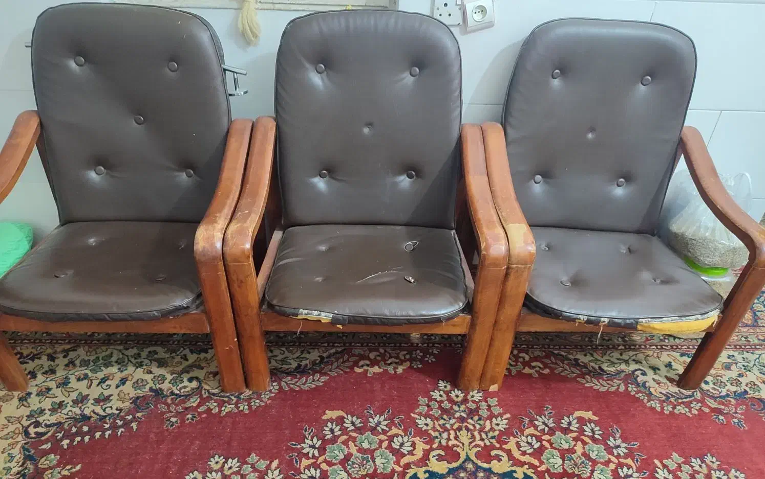 سه عدد صندلی و درب دوتکه هال|صندلی و نیمکت|بندر گناوه, |دیوار