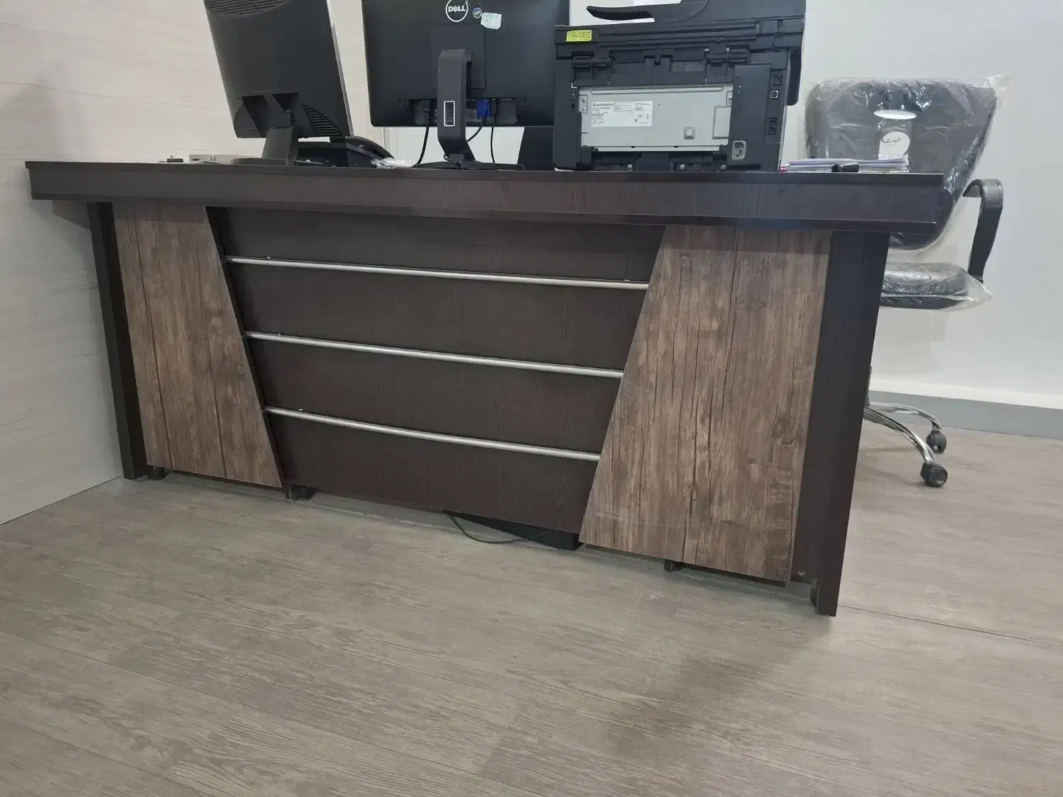 میز مدیریتی همراه با صندلی چرخ دار|دفتر کار|شاهین‌شهر, عطار|دیوار