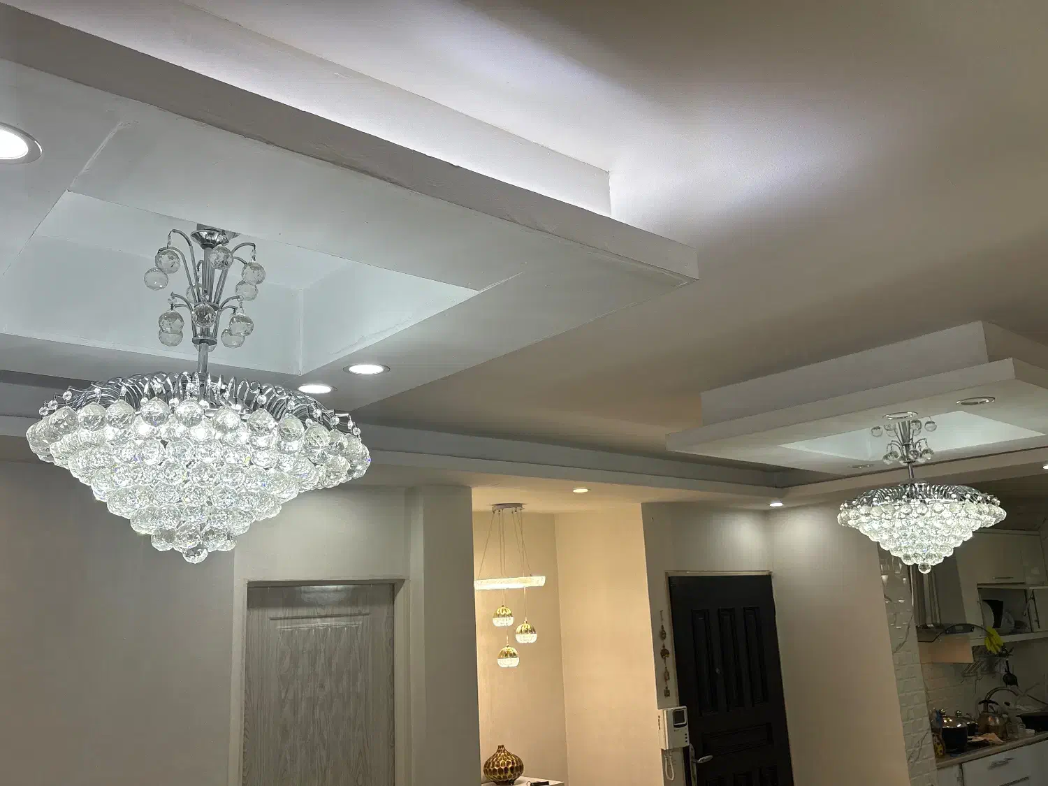 لوستر|لوستر و چراغ آویز|ری, سیزده آبان|دیوار