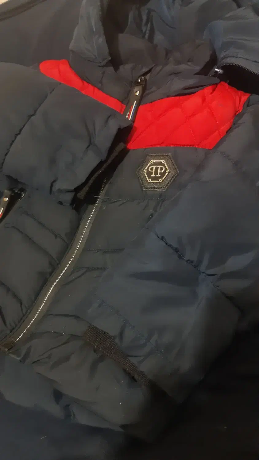 کاپشن|کفش و لباس بچه|قائن, |دیوار