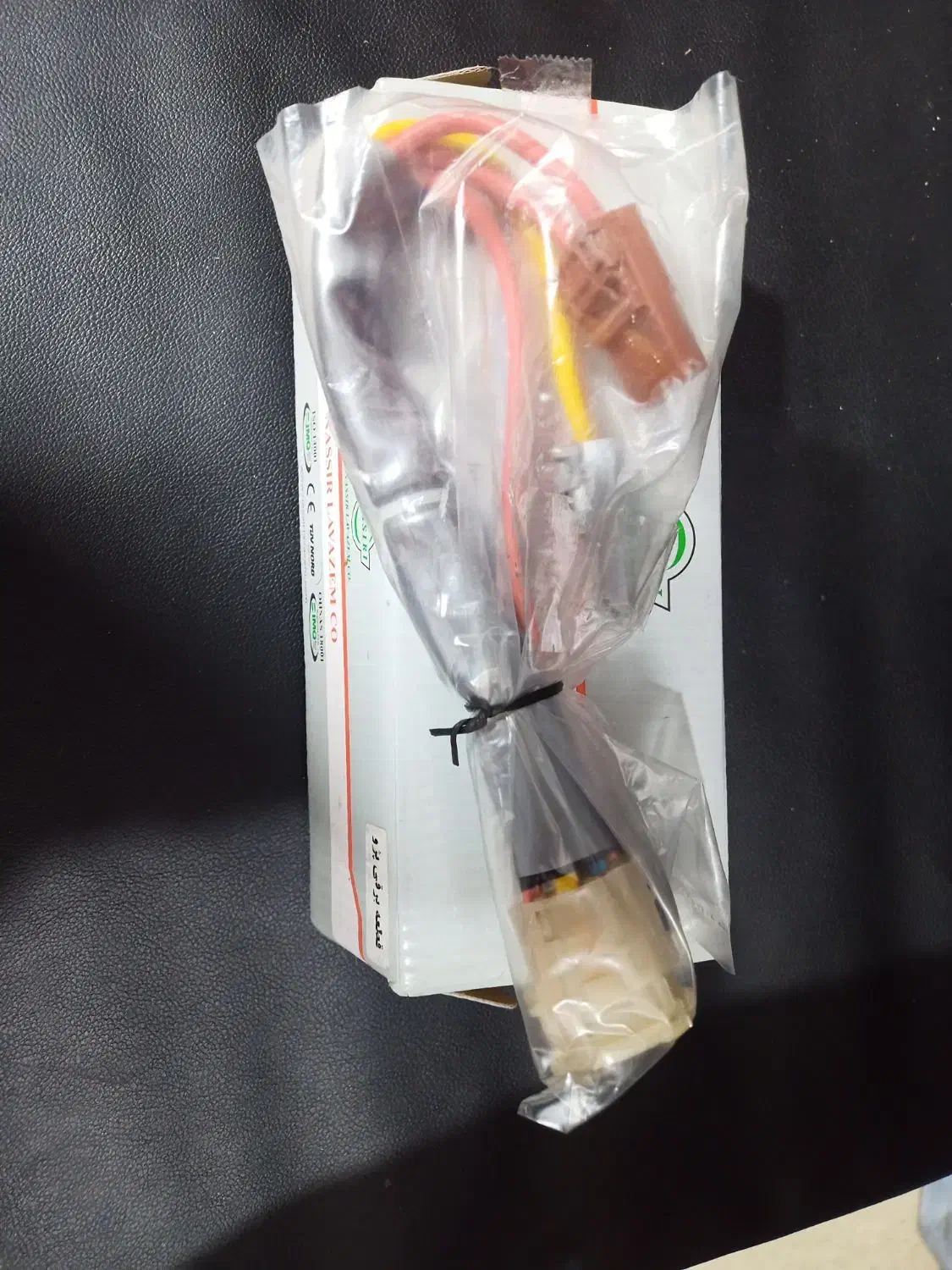 یک جفت طلق چراغ جلو پرشیا و یک عدد مغزی سویچ پرشیا|قطعات یدکی و لوازم جانبی|ری, ظهیرآباد|دیوار