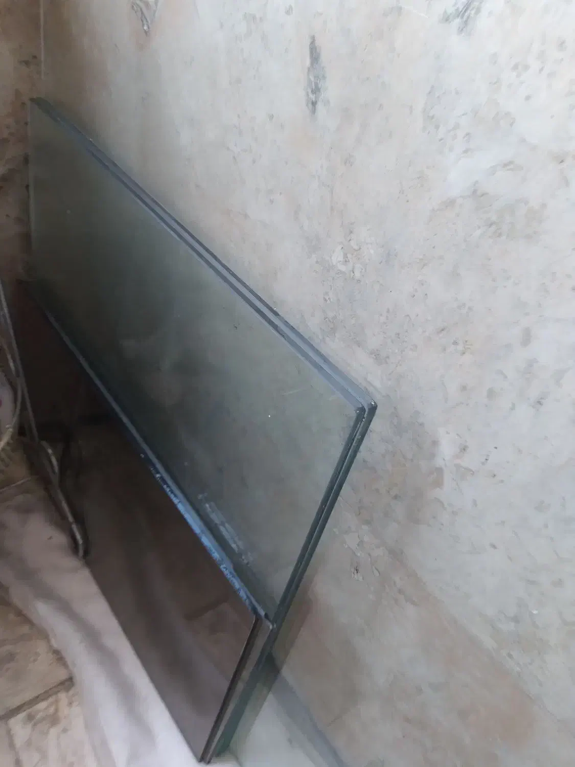 شیشه جلو مبلی و۲تا عسلی ۲تا هم کوچیک رنگی|مبلمان خانگی و میز عسلی|پردیس, فاز ۴|دیوار