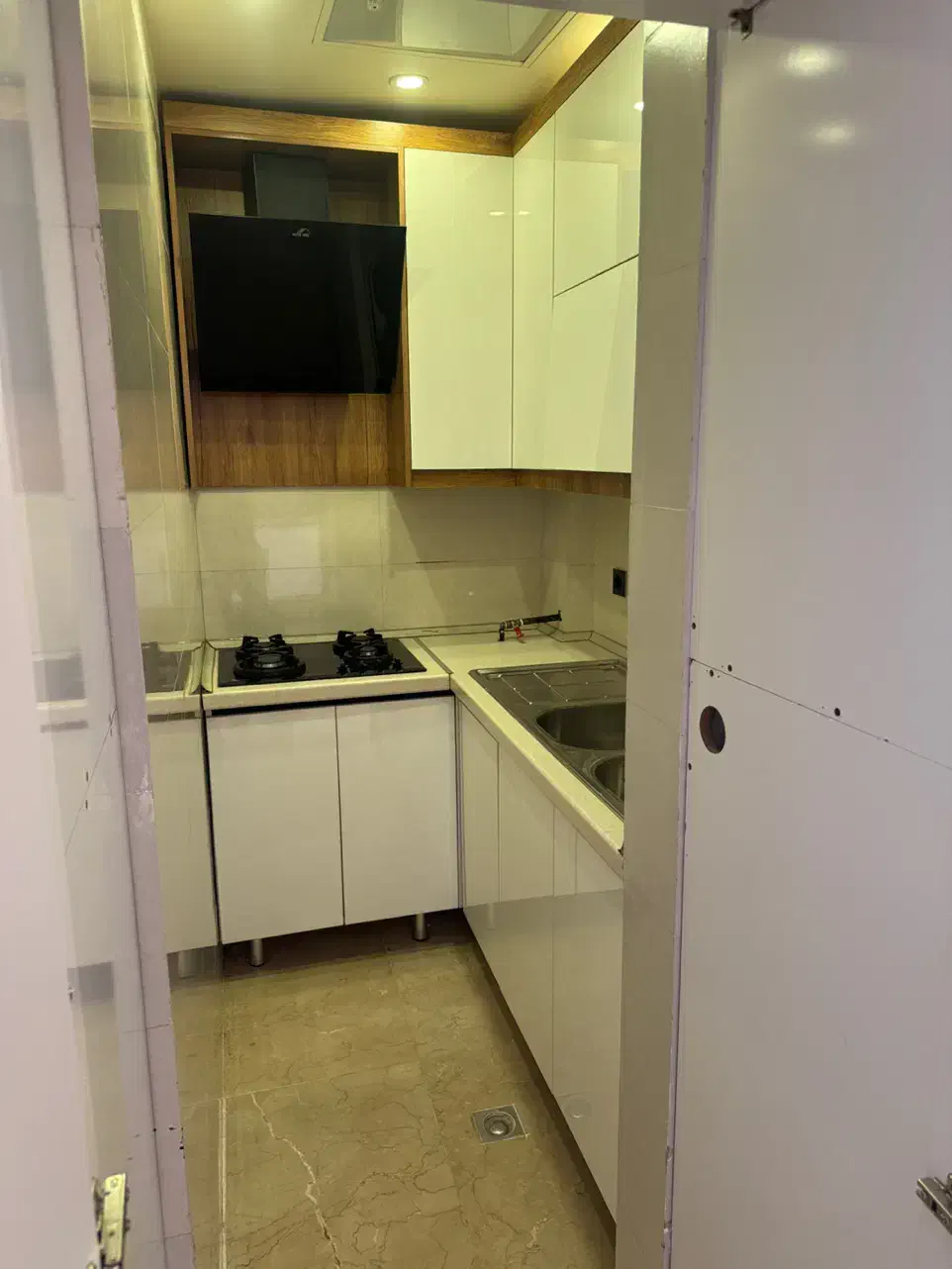 ۱۳۰متر /۲ساله / شهران/فول امکانات/مطبخ‌و‌لاندری