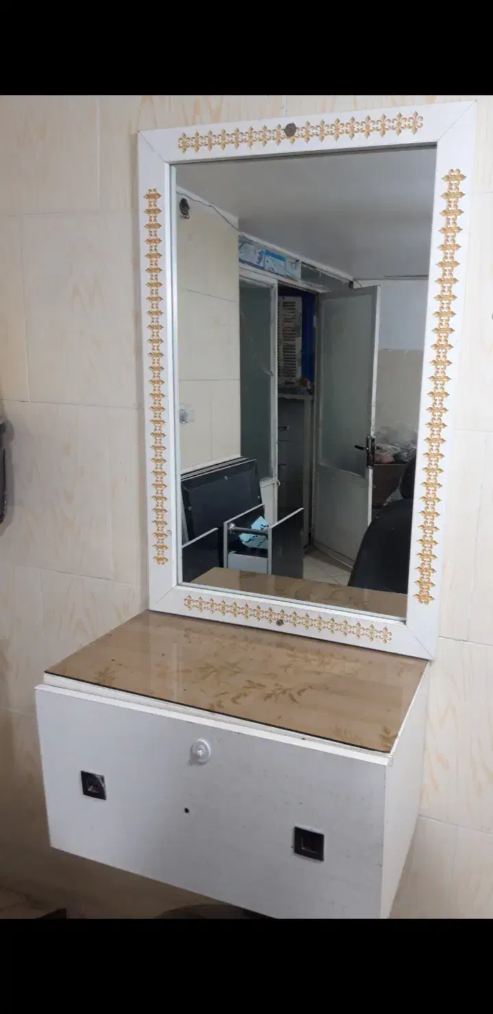 میز آینه سالم|آرایشگاه و سالنهای زیبایی|سبزوار, امیر کبیر|دیوار