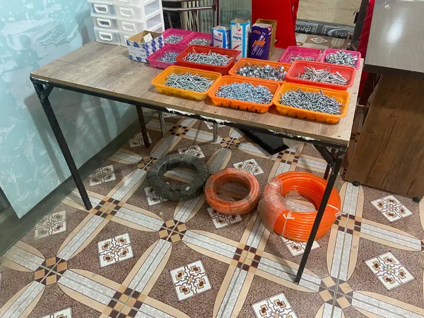 میز چوبی و میز فلزی قفسه فلزی|میز و صندلی غذاخوری|زاهدان, |دیوار