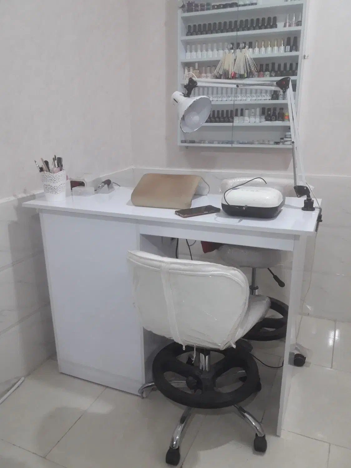 میز ناخن و استند لاک|آرایشگاه و سالن‌های زیبایی|رشت, خمیران زاهدان|دیوار