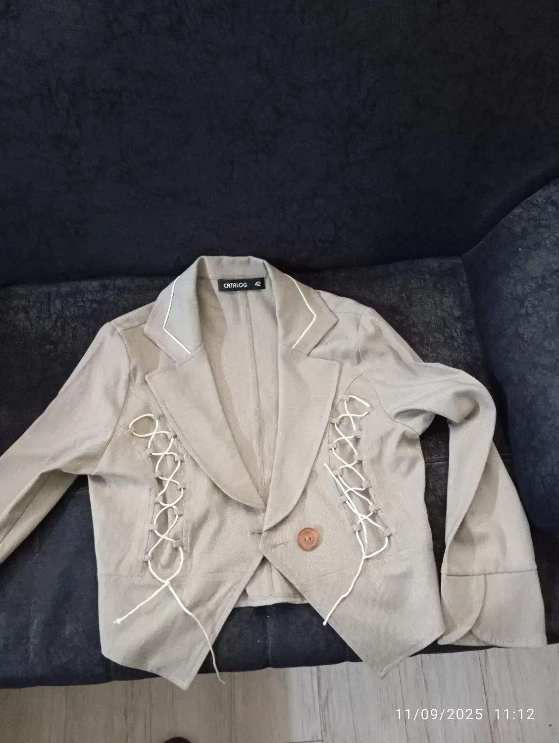 کراپ کت و دامن|لباس|مشهد, هفت تیر (حافظ)|دیوار