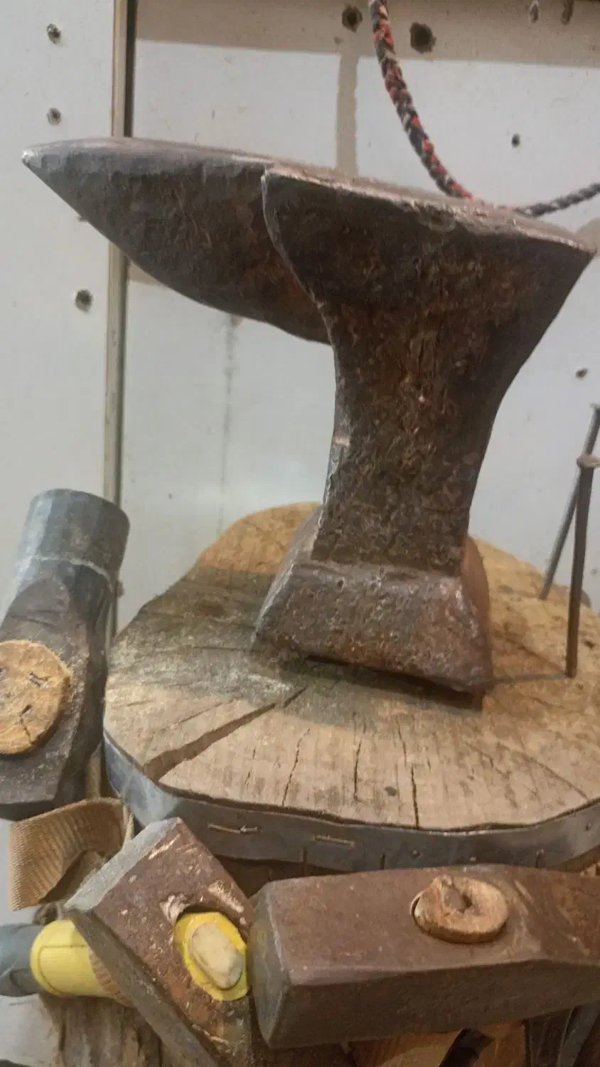 سندان فولادی قدیمی|ابزارآلات|اصفهان, کوی شهید کشوری|دیوار