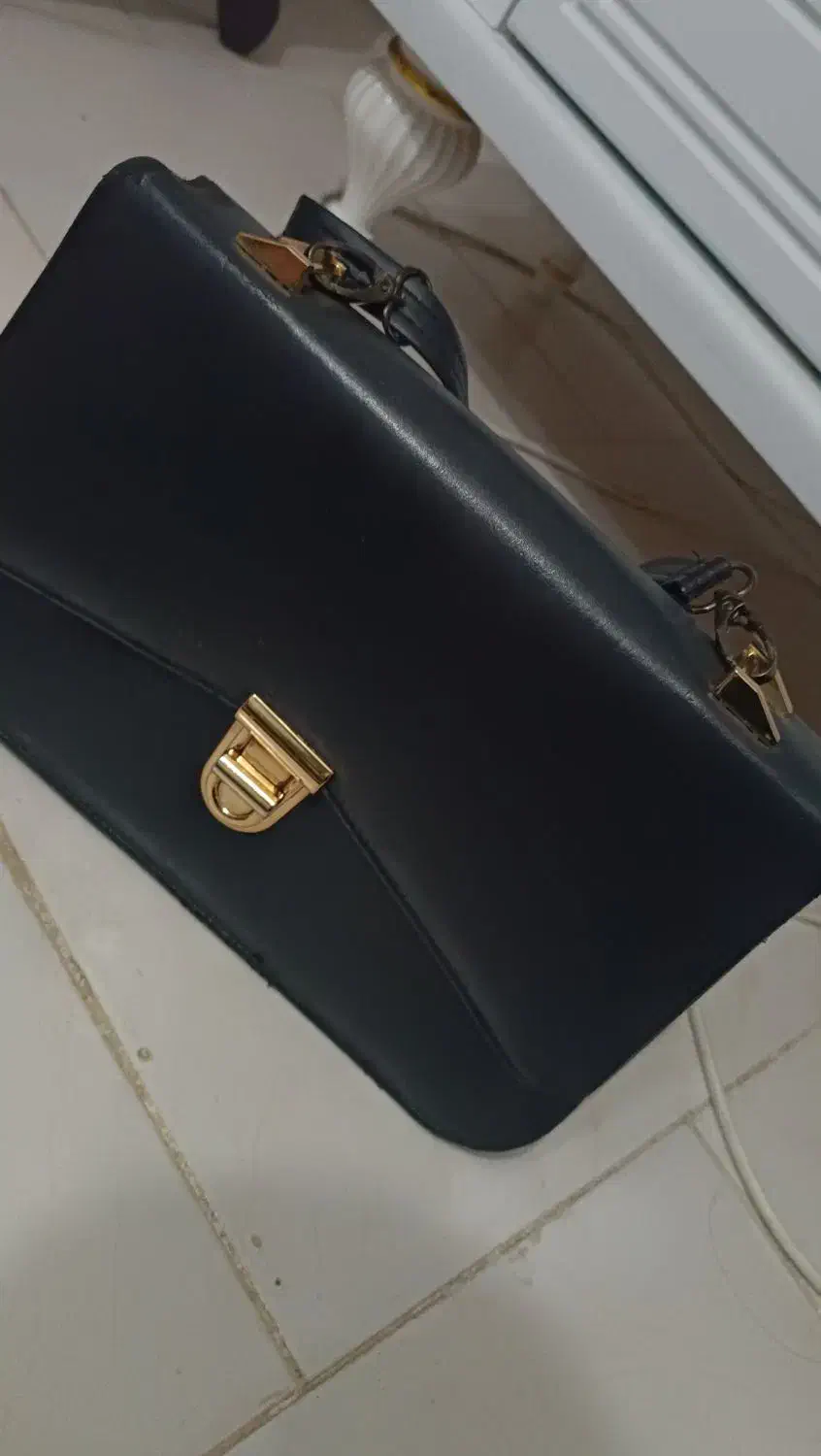 مانتو و کت و کیف و بوت چرم به فروش میرسد توافقی|لباس|هشتگرد, فاز ۷ مهستان|دیوار