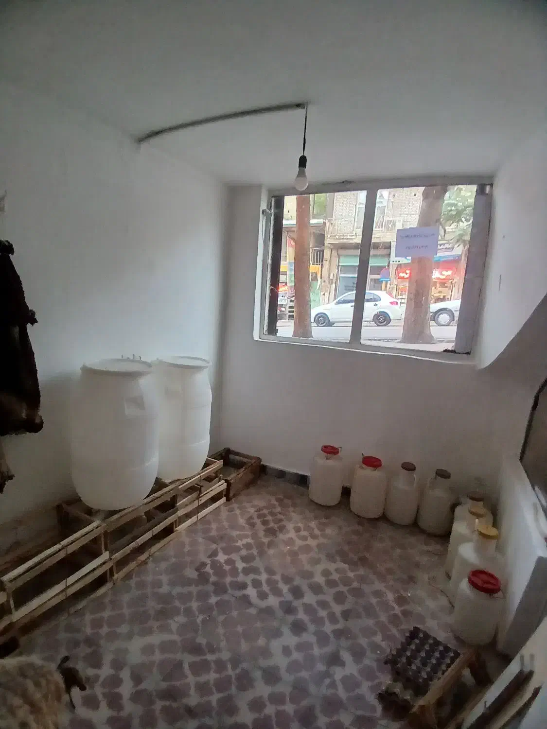 یک باب مغازه در پاساژ ولیعصر بالاتر از بانک رفاه|فروش مغازه و غرفه|گرمی, |دیوار