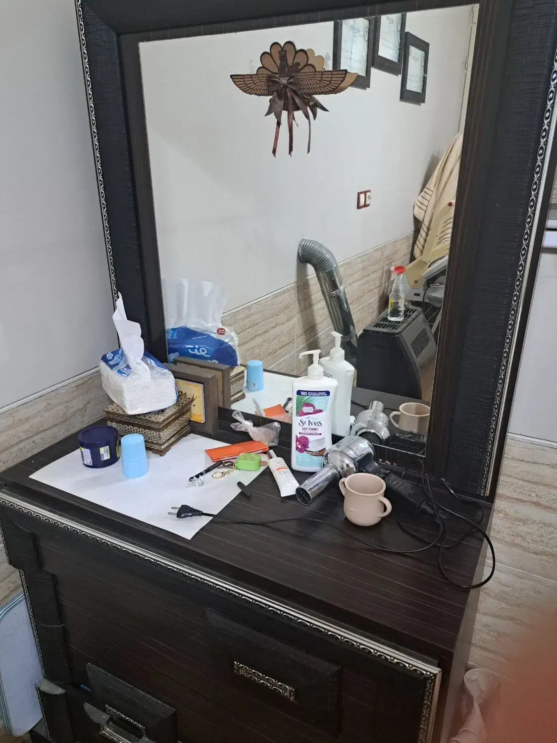 تخت دو نفره همراه با میز ارایشی|تخت و سرویس خواب|شیراز, شهرک نیروی انتظامی|دیوار