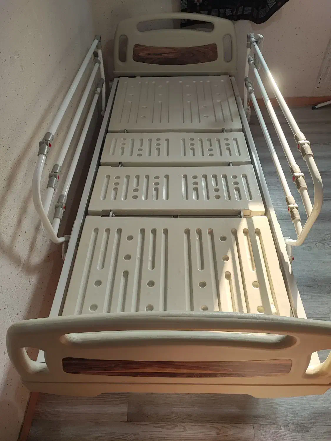 تخت بیمارستانی ۳ شکن برقی با تشک مواج در حد نو|آرایشی، بهداشتی، درمانی|رشت, شالکو|دیوار