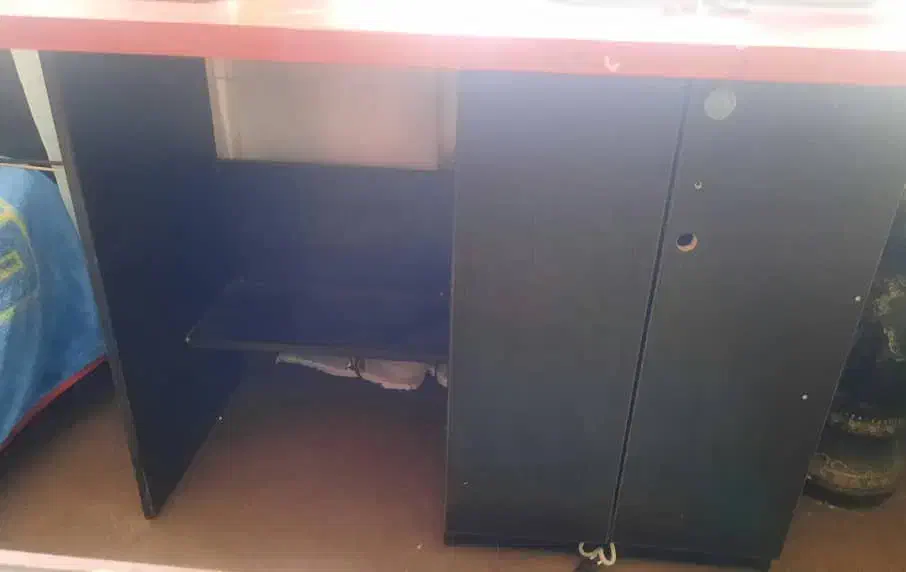 فروش یک عدد کمد و دو عدد تخت و میز کامپیوتر|تخت و سرویس خواب|زرقان, |دیوار