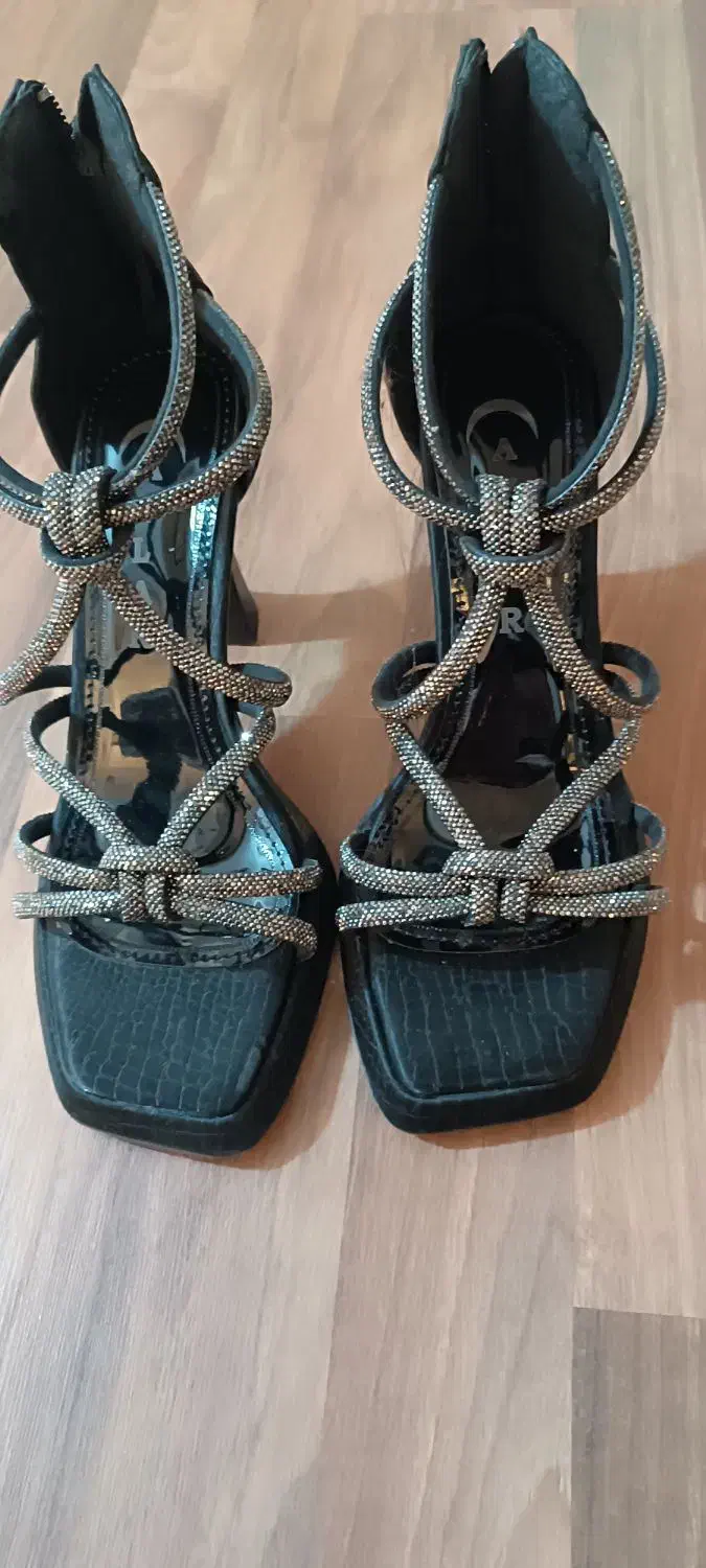 تعدادی کفش برازجان|کیف، کفش، کمربند|برازجان, |دیوار