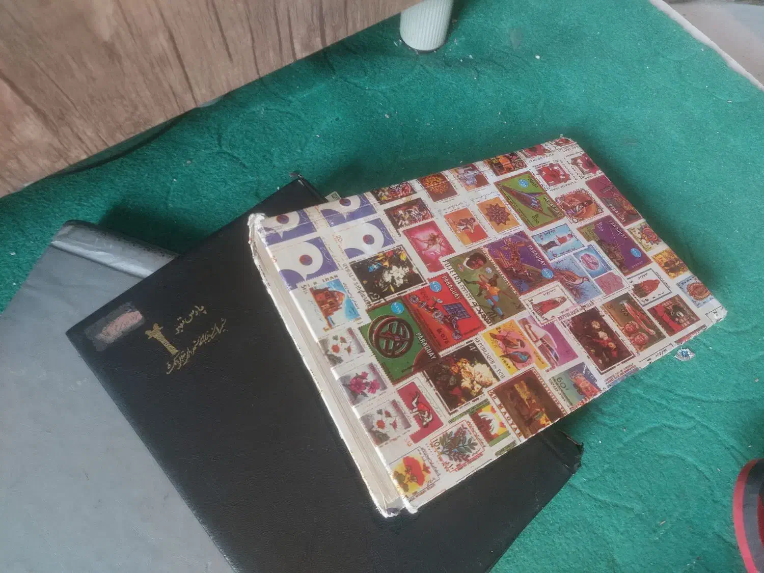 آلبوم تمبر.|کلکسیون سکه، تمبر، اسکناس|شهر ری, شهادت|دیوار