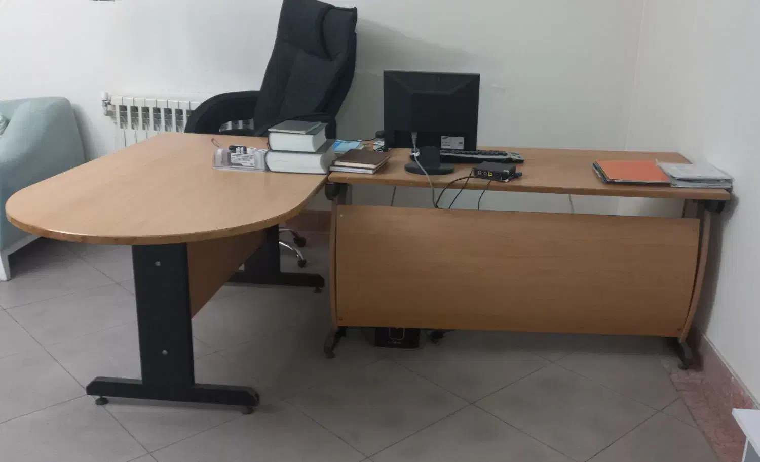 میز اداری یا منشی در حد خیلی نو|مبلمان اداری|شیراز, زرهی|دیوار