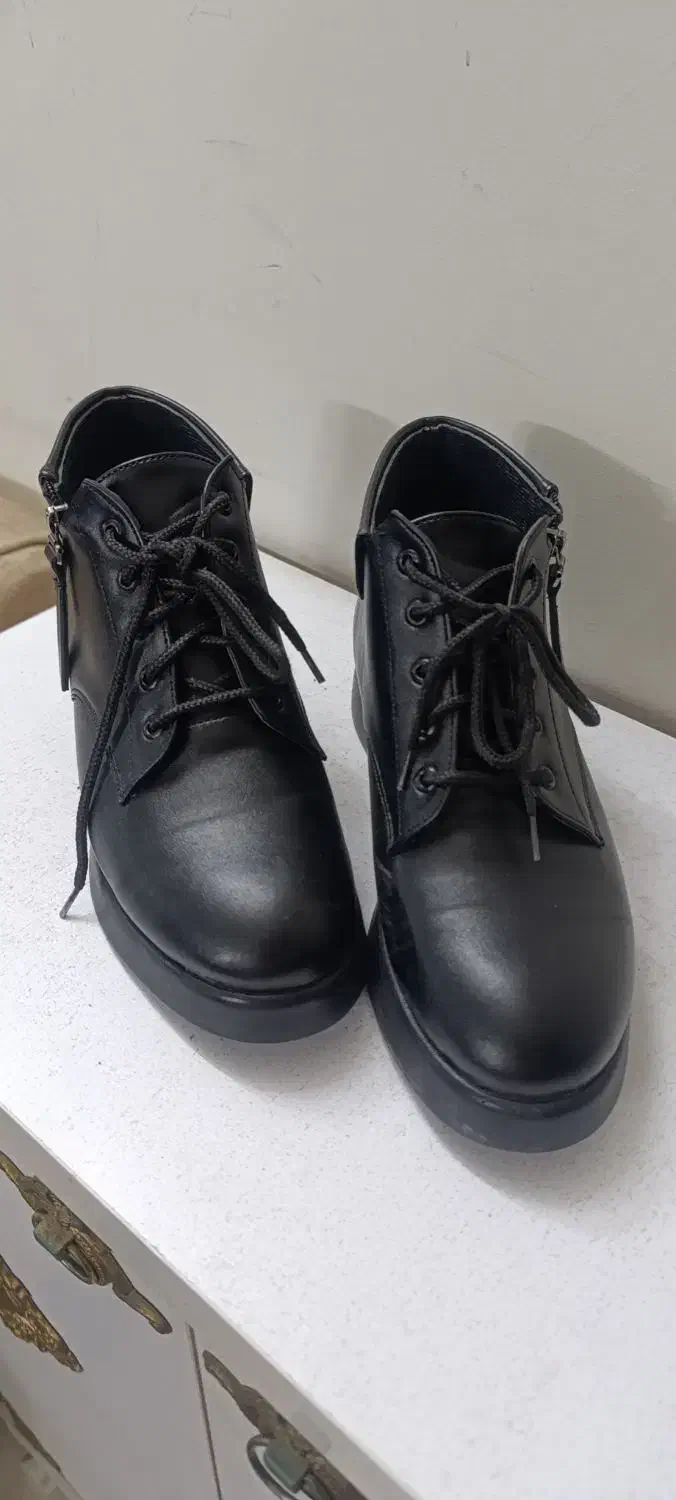 پوتین نو نو نونو|کیف، کفش، کمربند|ری, صفاییه (چشمه علی)|دیوار