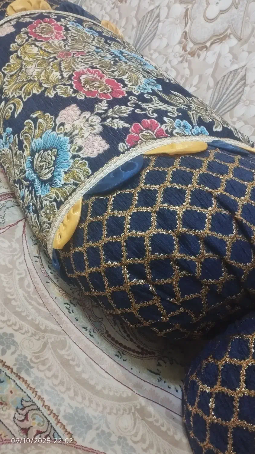 بالشت  بزرگ تمییز بدون ایرادی الکی مزاحم نشوید|رختخواب، بالش، پتو|سراوان, |دیوار