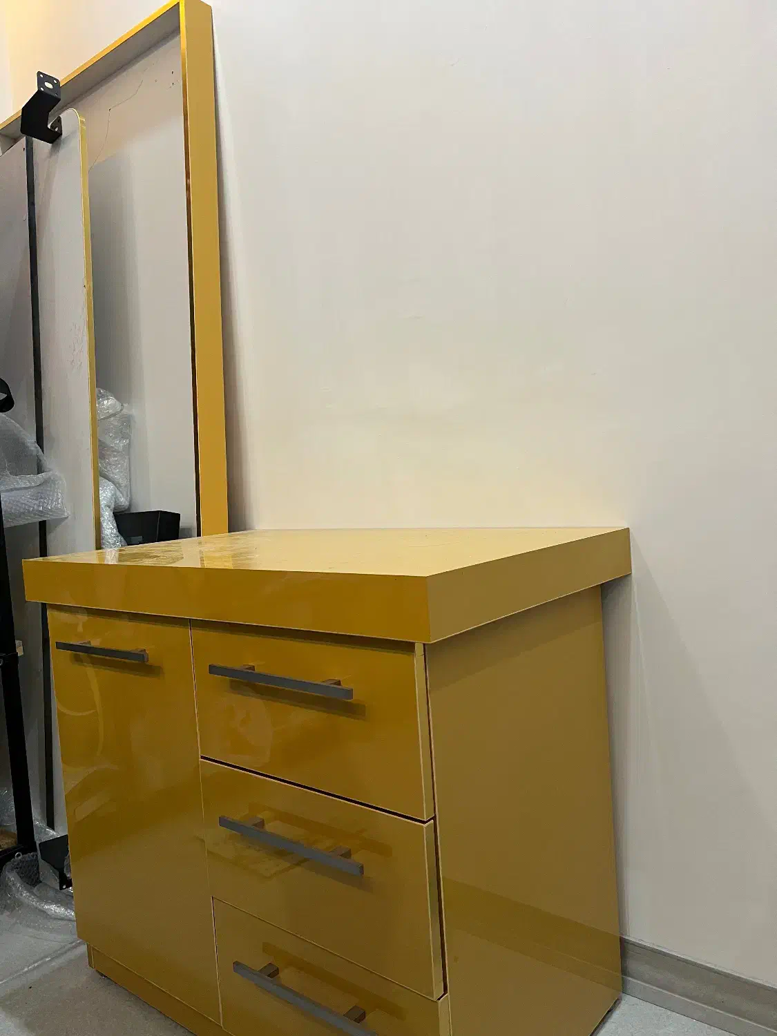 میز کار و تحریر در حد نو|مبلمان اداری|رشت, گلسار|دیوار