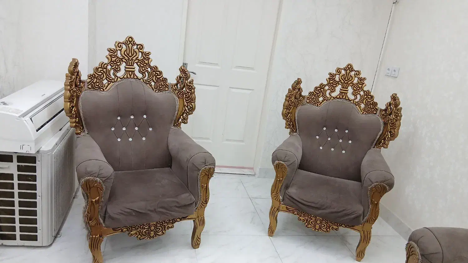 مبل هفت نفره با دوعدد میزبان|مبلمان خانگی و میز عسلی|رشت, باهنر|دیوار