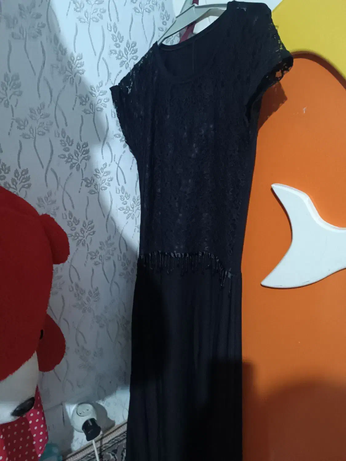 لباس مجلس|لباس|مشهد, امیر|دیوار