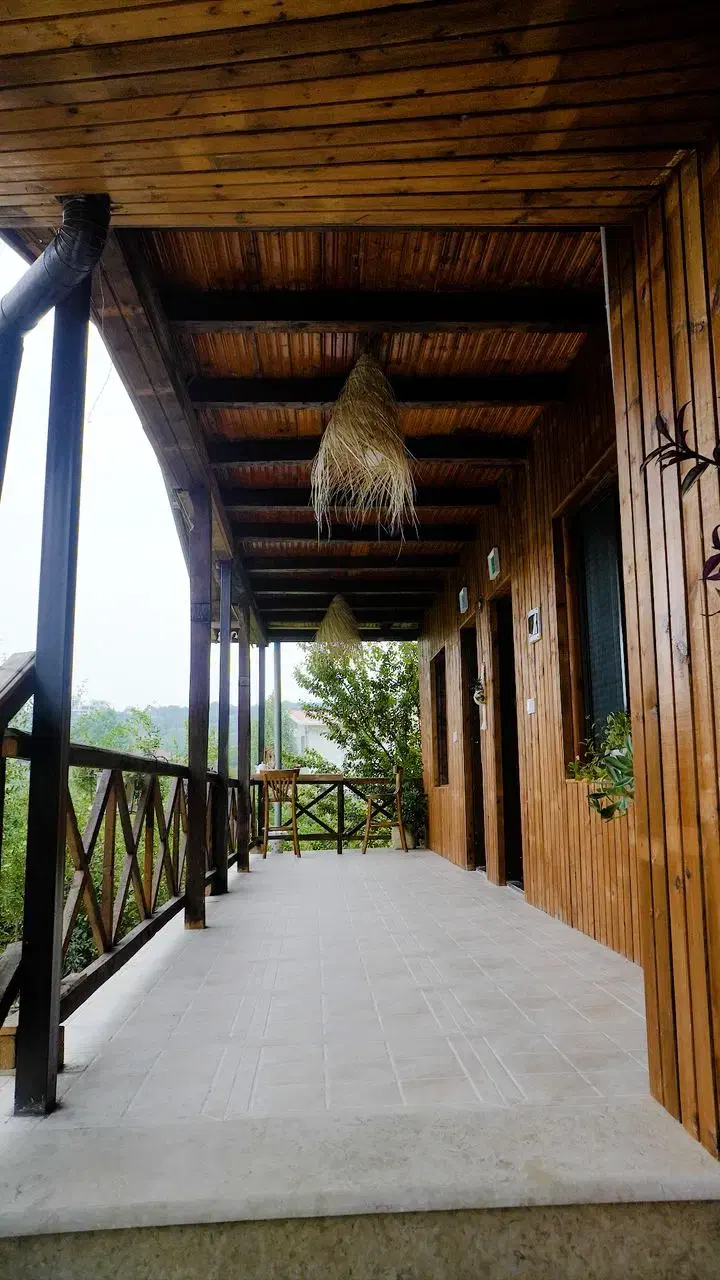 کلبه چوبی نوساز با طرح قدیم با ویوی جنگل|اجارهٔ کوتاه‌مدت ویلا و باغ|قائم‌شهر, |دیوار