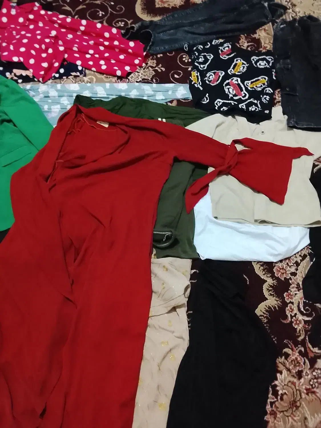 مقداری لباس در حد نوع قابل استفاده فروشی|لباس|لردگان, |دیوار