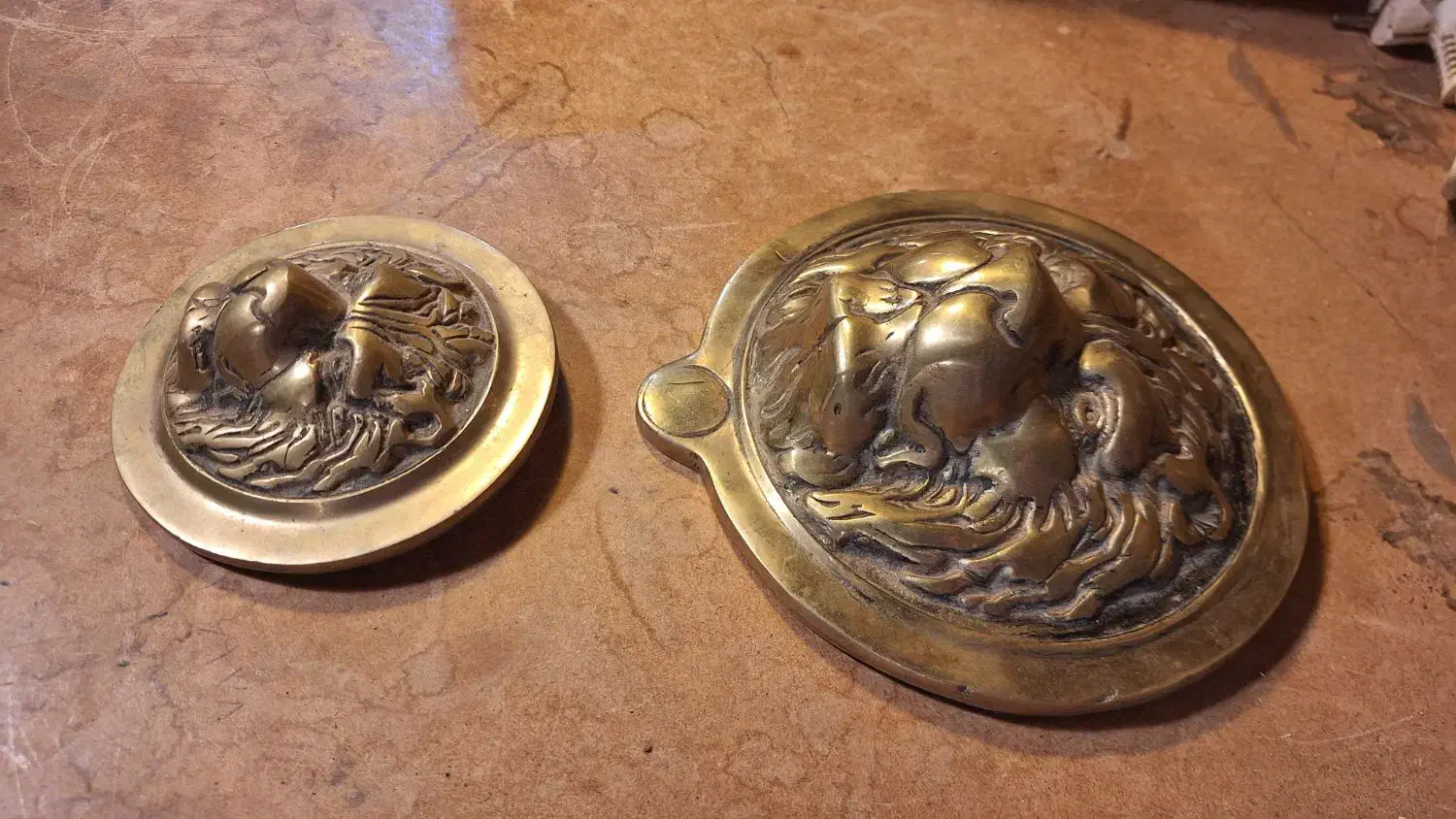 مجسمه شیر برنجی|کلکسیون اشیاء عتیقه|اراک, |دیوار