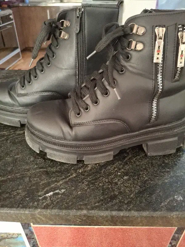 پوتین|کیف، کفش، کمربند|شاهین دژ, |دیوار