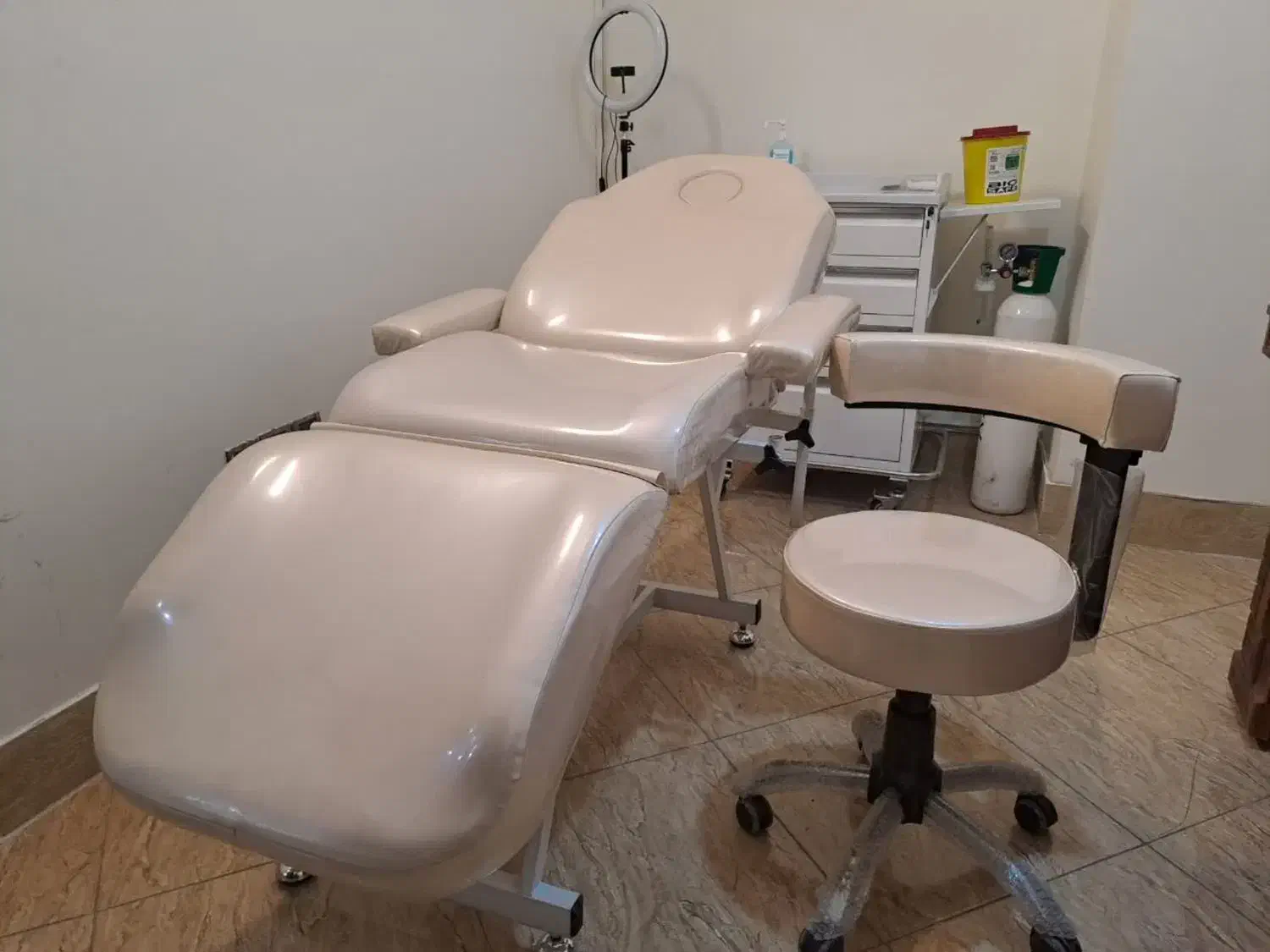 تخت زیبایی سه تیکه و صندلی تابوره|آرایشگاه و سالن‌های زیبایی|هشتگرد, شهرک بعثت|دیوار