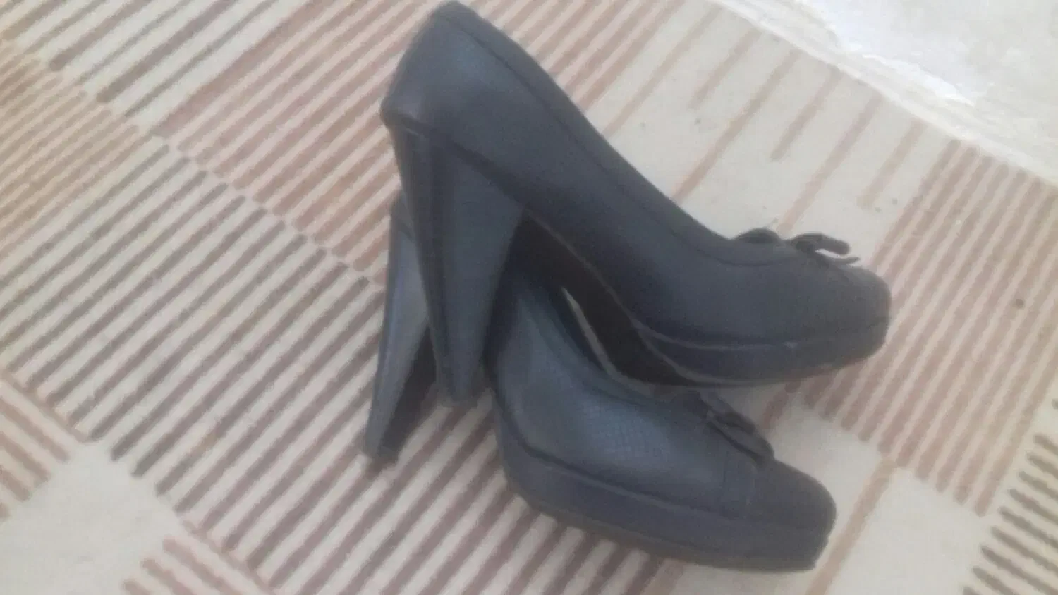 یک عددکیف یک جفت کفش مجلسی|کیف، کفش، کمربند|نیشابور, دربقاضی|دیوار