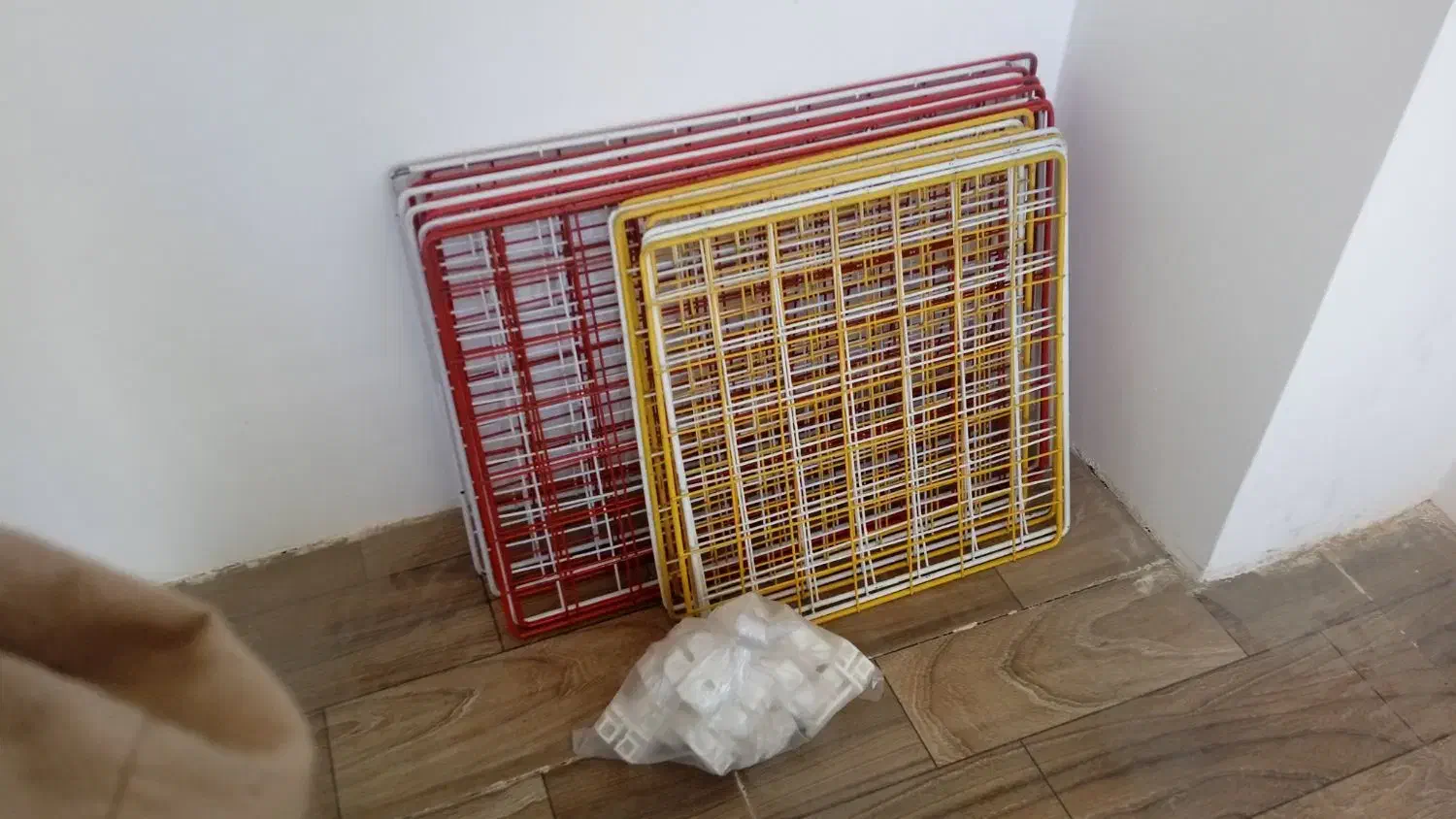 قفسه مشبک فلزی|کتابخانه، شلف، قفسه‌های دیواری|آبیک, |دیوار