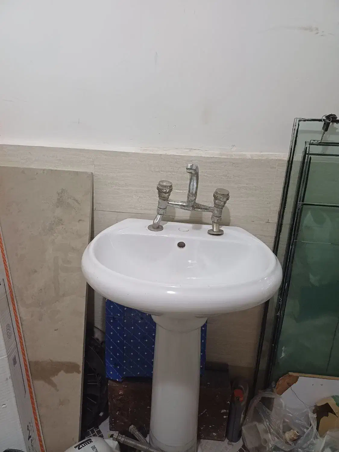 روشویی ایستاده همراه با شیرآلات|لوازم سرویس بهداشتی|خرمآباد, |دیوار