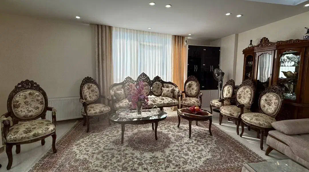 مبلمان ۹نفره سلطنتی چوب گردو با ویترین  ۶درب|مبلمان خانگی و میز عسلی|تهران, اسفندیاری|دیوار