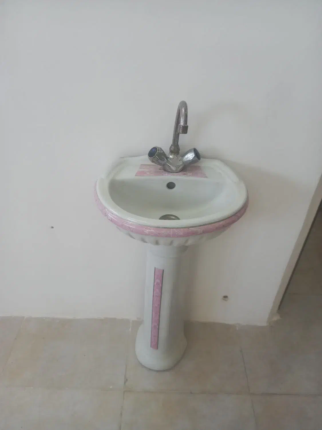 روشویی چینی همراه با شیر سالم به فروش می‌رسد.|لوازم سرویس بهداشتی|مراغه, |دیوار