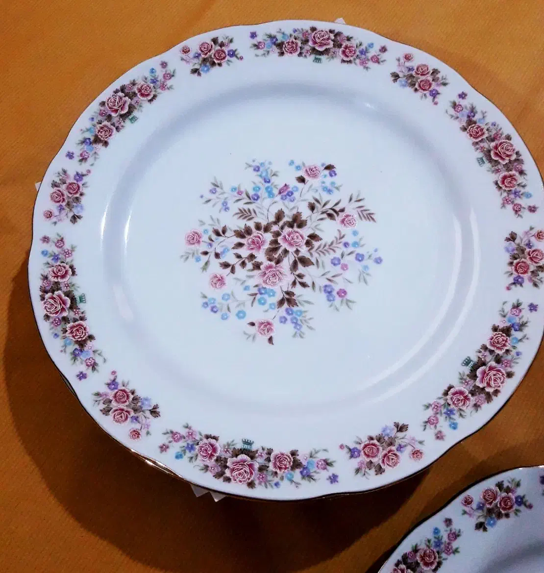 سرویس چینی پُرگل قدمتدار|ظروف سرو و پذیرایی|رشت, حاجی آباد|دیوار