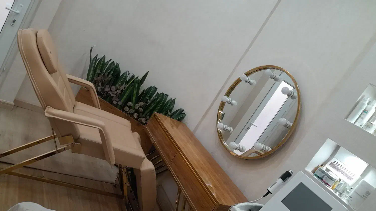 اجاره تخت برای میکاپ کار|خدمات آرایشگری و زیبایی|تهران, دهقان|دیوار