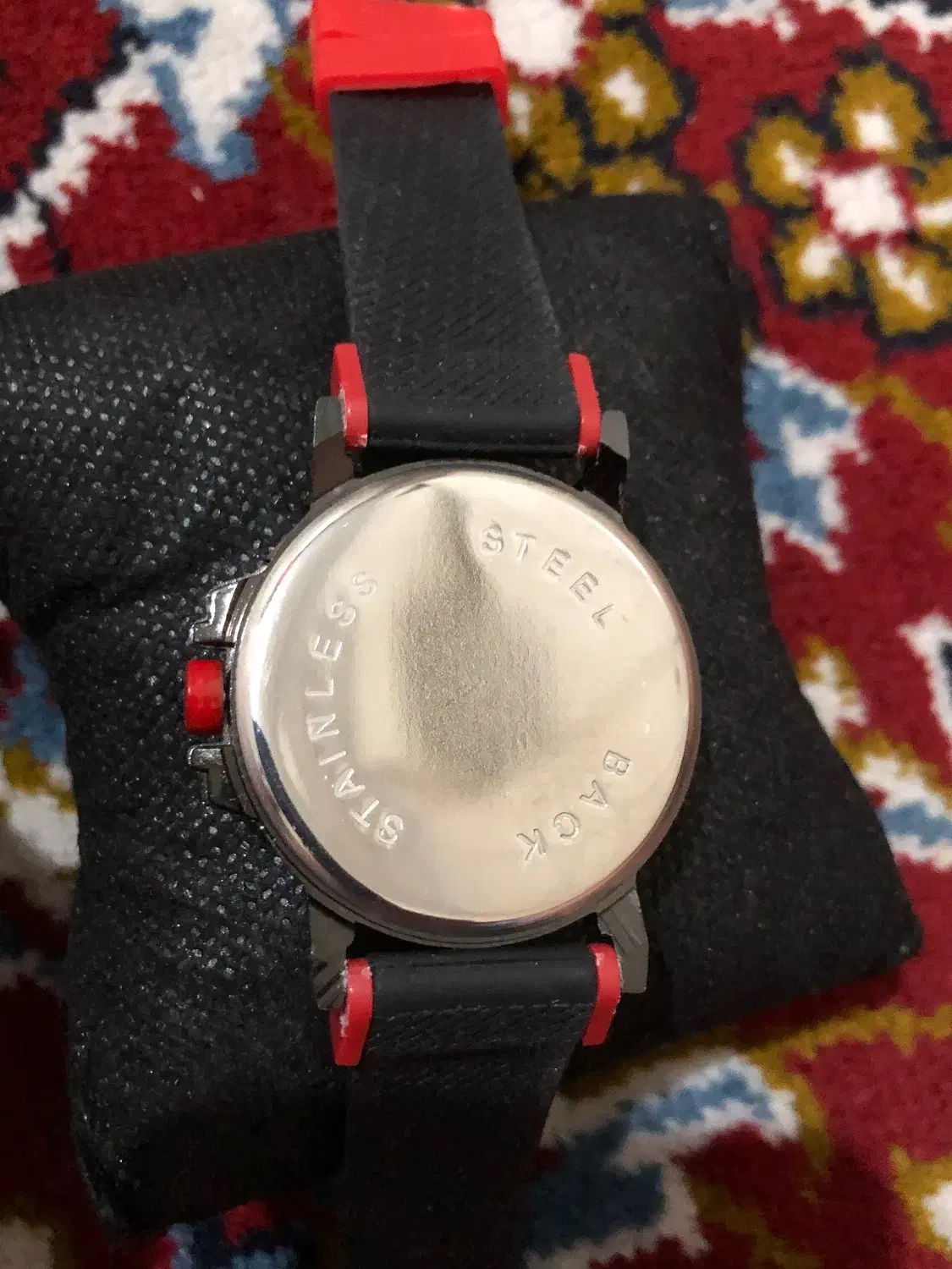 ساعت نایک|ساعت|ری, علایین|دیوار